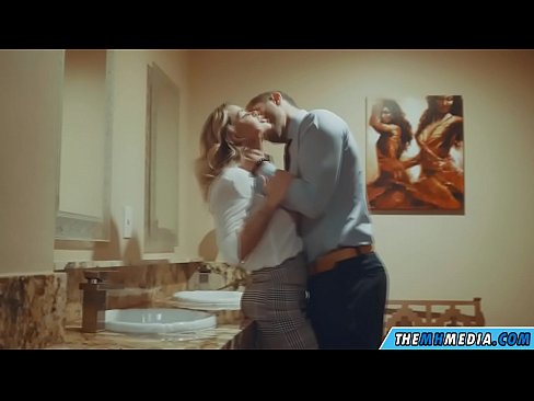 ❤️ Nalika pirang semok seduces sampeyan ing toilet umum Porno ing pornojv.xxxdeutschepornos.ru ﹏